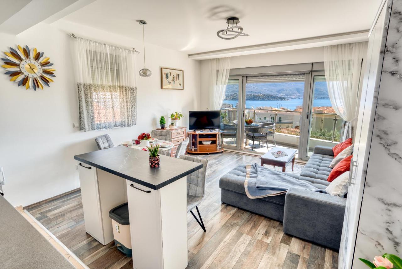 Apartment With A View *