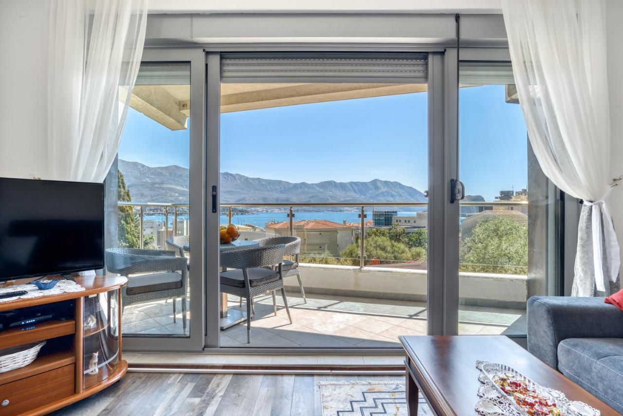 Apartment With A View *